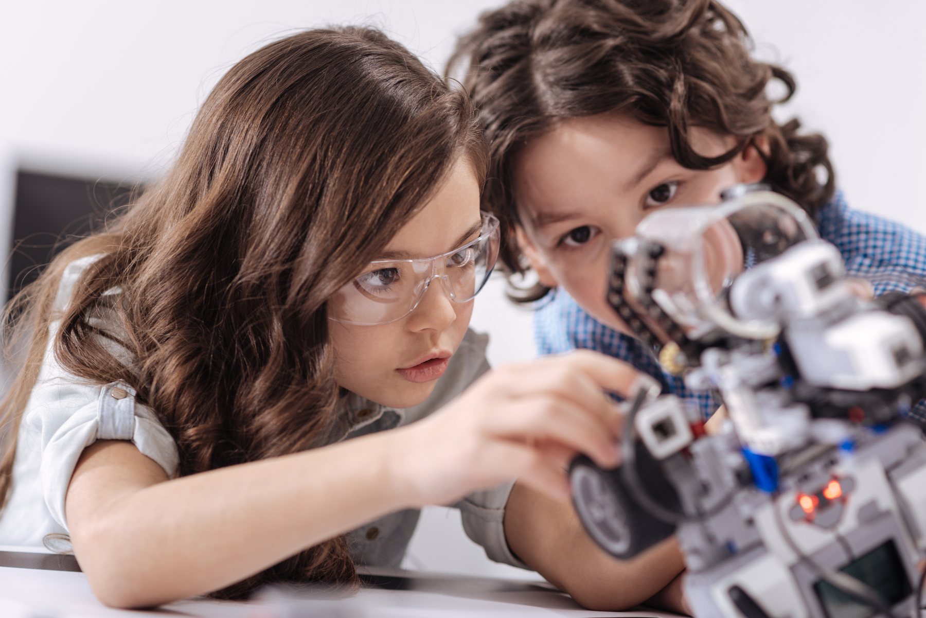 Niños programando juntos en el aula